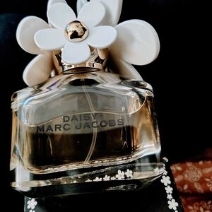 Marc Jacobs Daisy Black and Gold Packaging